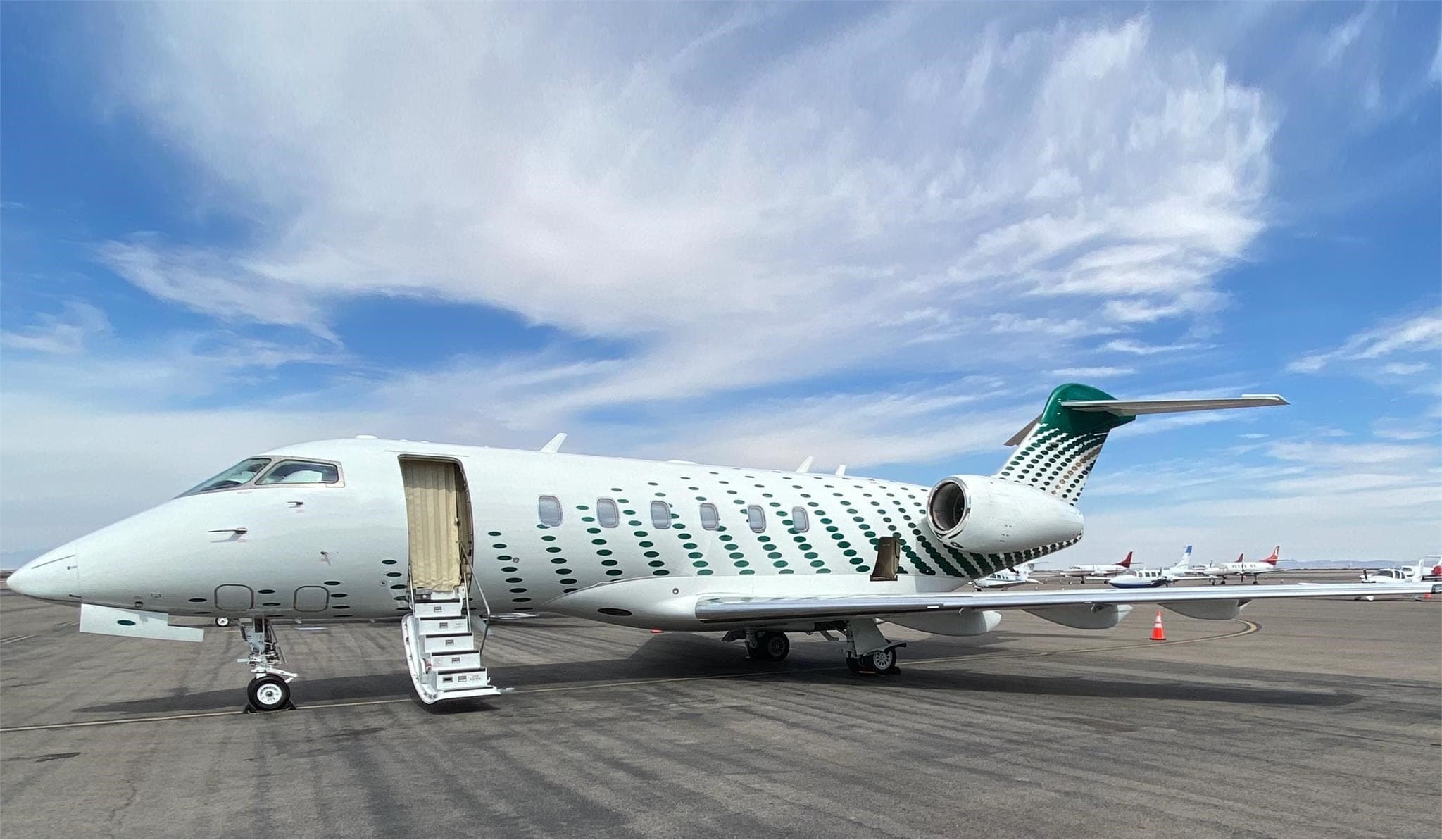 Challenger 300 exterior