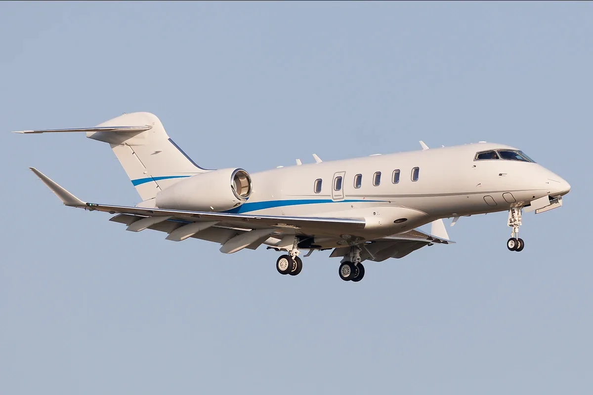 Challenger 3500 private jet exterior