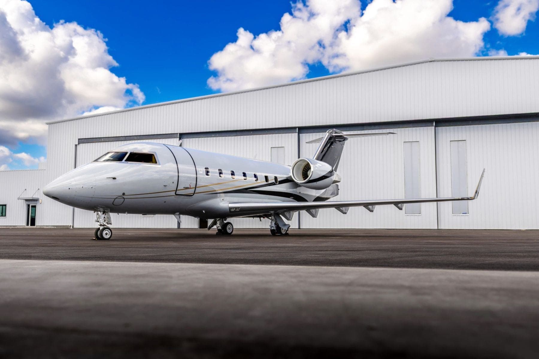 Challenger 600/601 private jet exterior