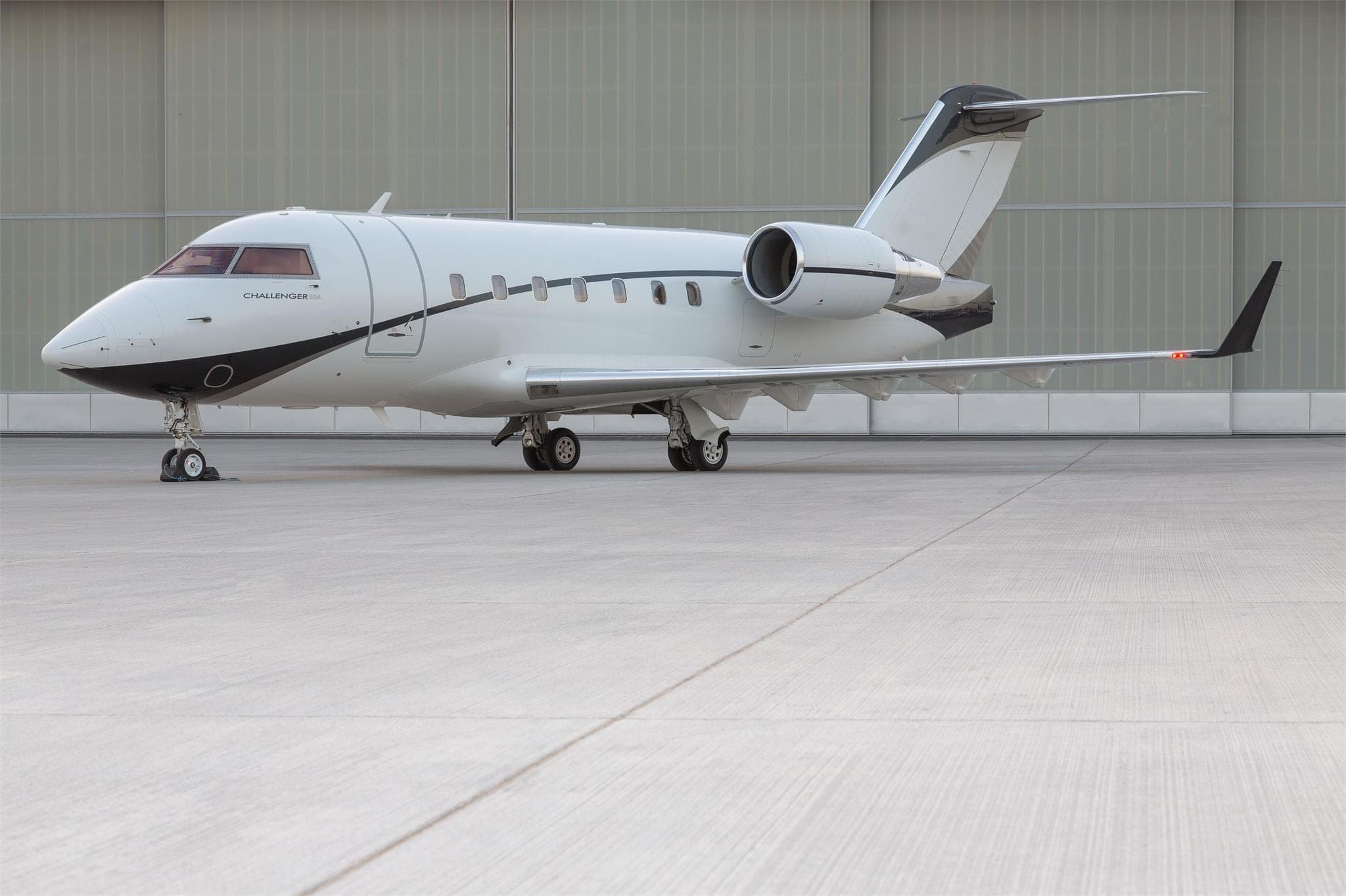 Challenger 604/605 private jet exterior