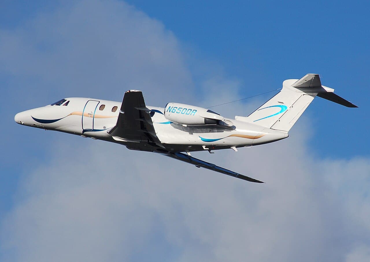 Adrian Pingstone Cessna Citation III N650DR taking off against a blue sky