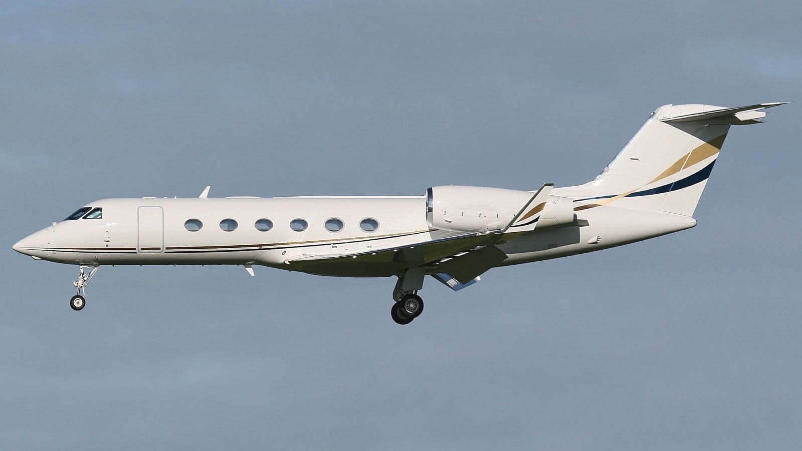Gulfstream G450 private jet exterior