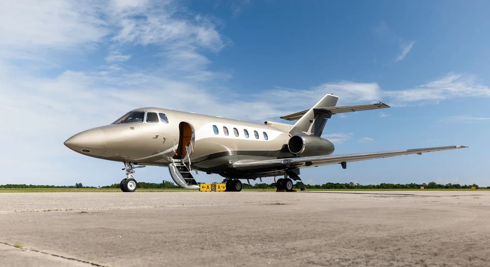Hawker 800XP private jet exterior